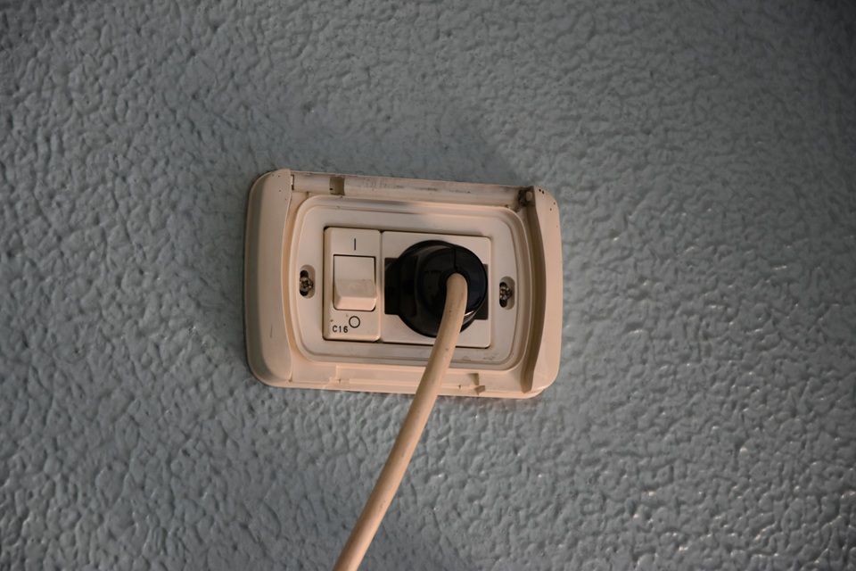 Key Warning Signs You Should Call An Emergency Electrician Immediately